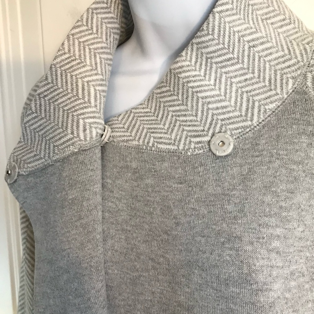 Max Studio Women’s M Heather Gray Chevron Trim Cowl 2-Snap Neck Sweater in EUC - Picture 4 of 16